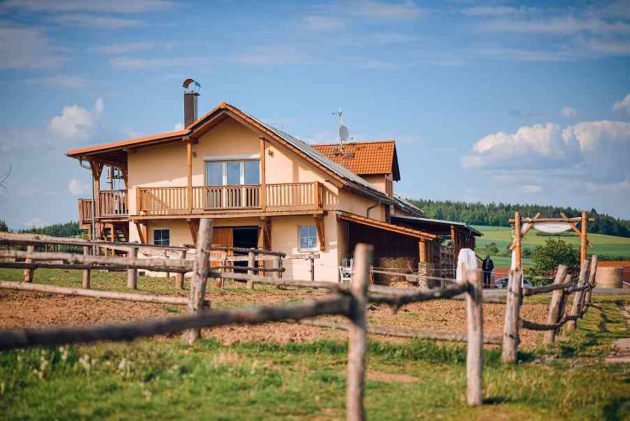 V roce 2012 byl do provozu uvedený moderní pension se společenskou místností, kde pořádáme svatby, semináře a nejrůznější další akce. Image